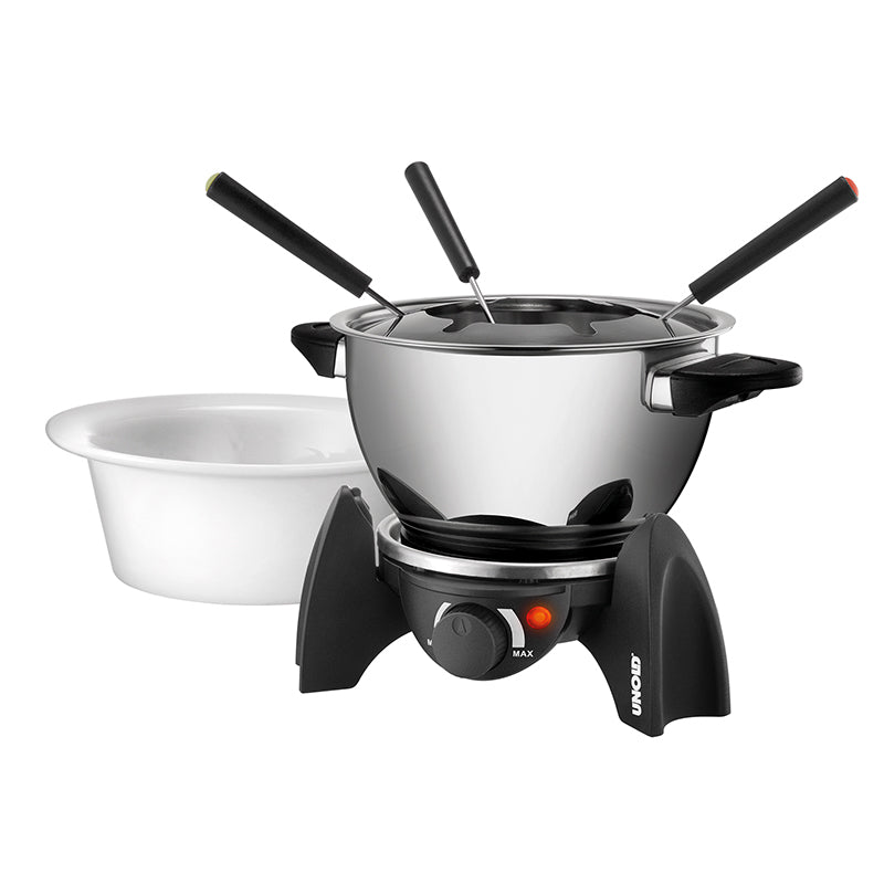 Das Unold Fondue-Set besteht aus einem Edelstahl-Elektrotopf mit schwarzen Griffen auf schwarzem Sockel, beinhaltet drei Fonduegabeln und wird mit einer weißen Keramikschale geliefert.