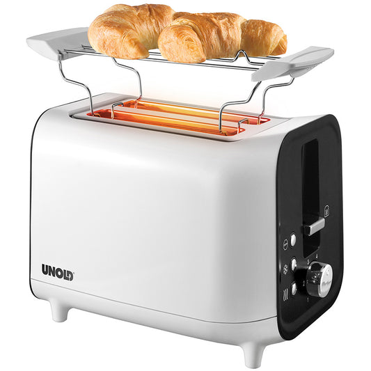 Der Unold Toaster Shine White mit schwarzem Bedienfeld toastet Brot, während auf seinem Metallrost über den glühenden Schlitzen zwei Croissants warm werden.