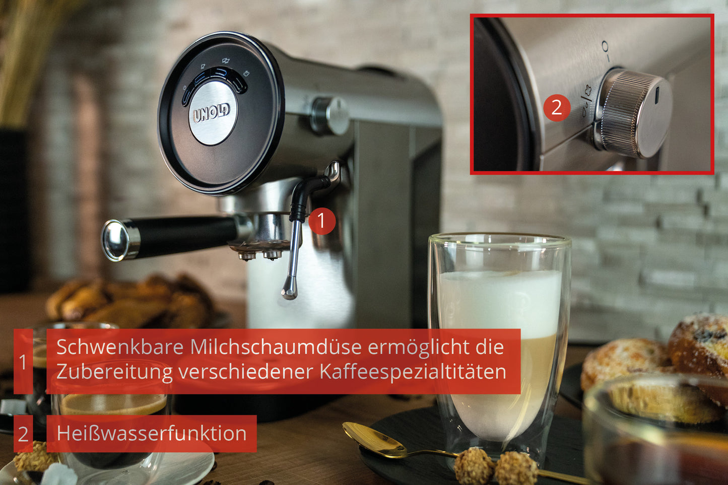 Die silberne Unold Espressomaschine Piccopresso steht mit schwenkbarem Milchaufschäumer auf der Küchentheke. Im Bildausschnitt ist ein Drehknopf hervorgehoben. Textfelder beschreiben den Milchaufschäumer und die Heißwasserfunktion; davor stehen Milch und Gebäck.