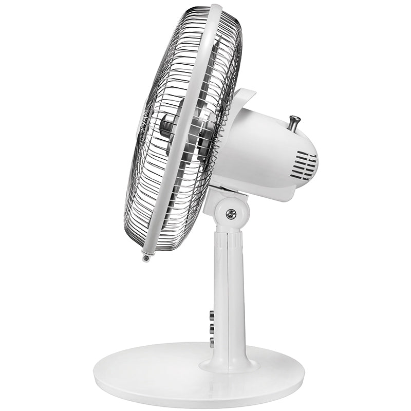 Seitenansicht des Unold TISCHVENTILATOR SILVERLINE, eines weißen Tischventilators mit Metallschutzgitter, rundem Standfuß und Bedienknöpfen am Ständer.