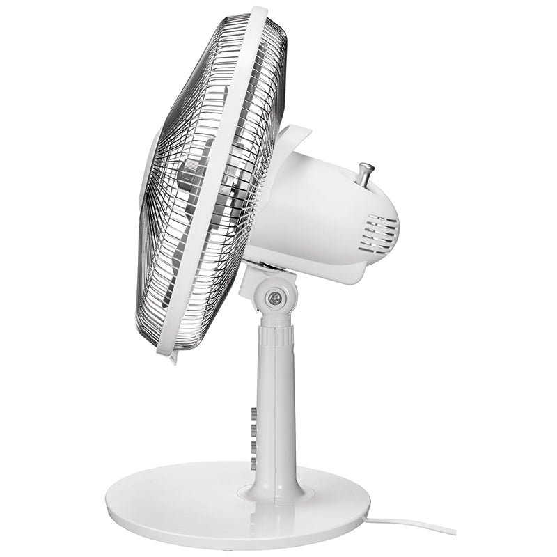 Seitenansicht des Unold TISCHVENTILATOR SILVERLINE 30 cm, eines weißen elektrischen Tischventilators mit Höhenverstellung, rundem Standfuß und Schutzgitter. Der Ventilator ist eingesteckt und steht vor einem schlichten Hintergrund.