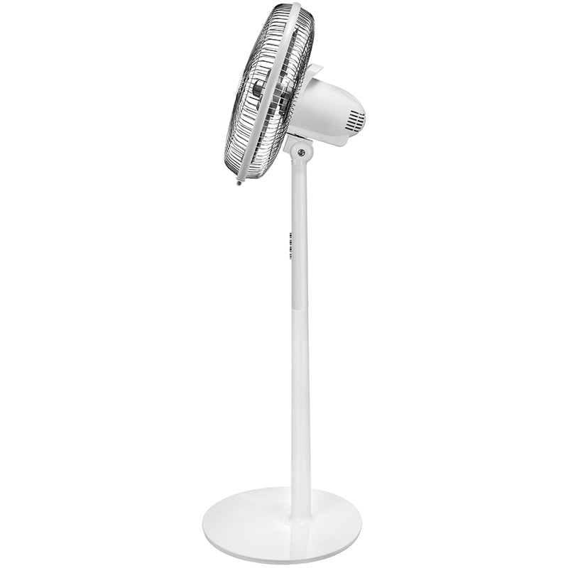 Der Unold STANDVENTILATOR Silverline ist ein weißer Standventilator mit rundem Fuß, einstellbarer Höhe und Schutzgitter um die Flügel, dargestellt im Seitenprofil vor einem schlichten Hintergrund.