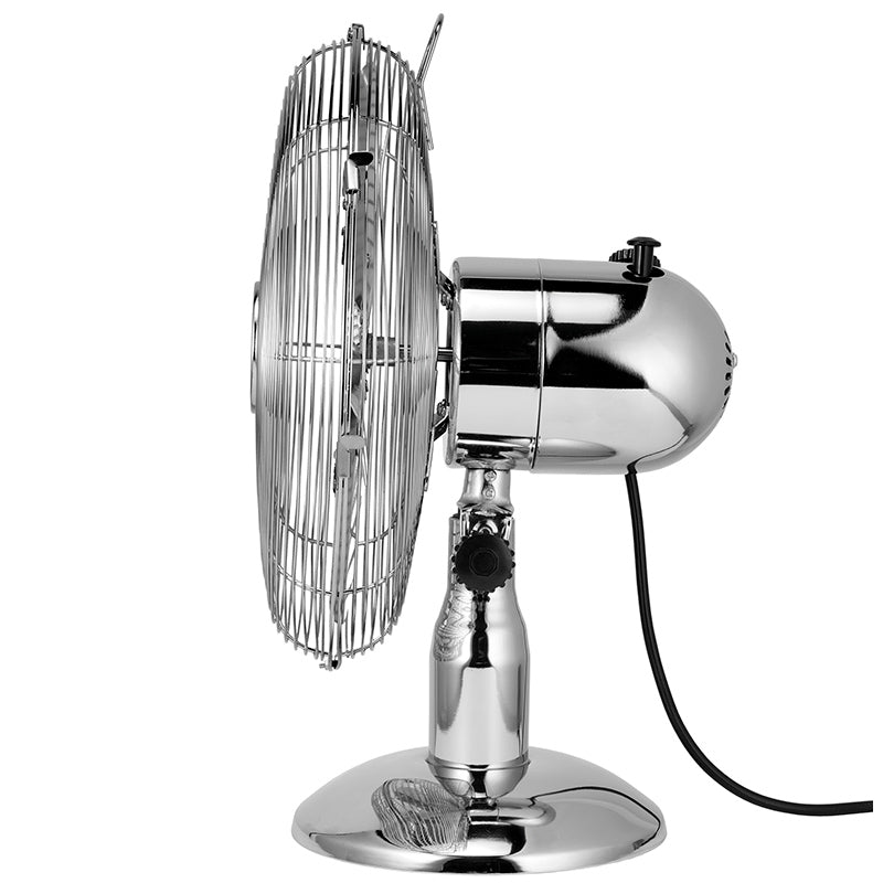 Eine Seitenansicht des Unold TISCHVENTILATOR CHROME, einem verchromten elektrischen Tischventilator mit schützendem Flügelkäfig, rundem Standfuß und Netzkabel.