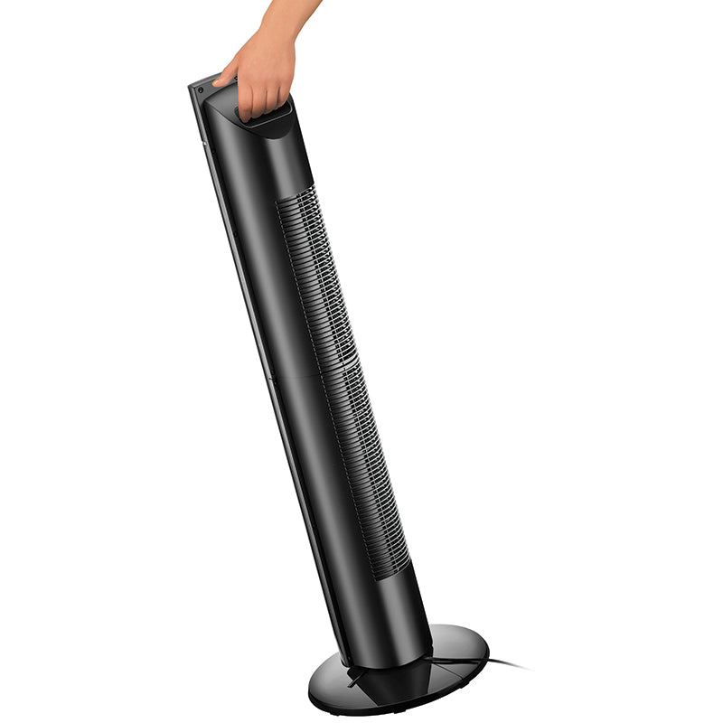 Eine Hand greift den Griff des Unold TURMVENTILATOR SKYLINE, eines hohen schwarzen Turmventilators, und neigt ihn nach hinten, um ihn leichter tragen zu können. Der Ventilator steht auf einem runden Sockel vor weißem Hintergrund.
