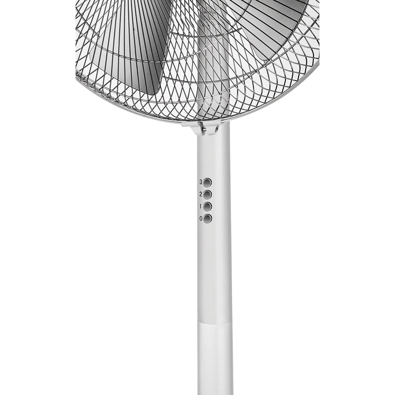 Eine Nahaufnahme des Unold STANDVENTILATOR Silverline zeigt sein metallisches Schutzgitter, die Lamellen und die Bedienknöpfe auf der silbernen Stange.