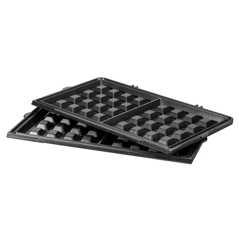 Zwei schwarze Brüsseler-Waffel-Platten von Unold für das MULTI 3 in 1 Onyx, jeweils mit tiefem quadratischen Raster, sind leicht schief auf weißem Untergrund gestapelt.