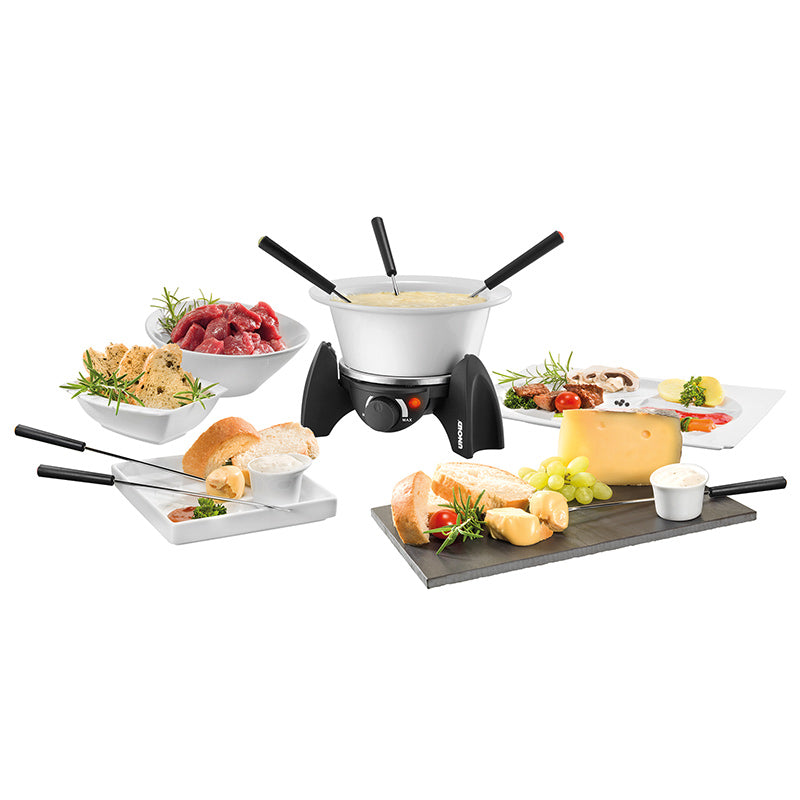 Das Unold Fondue-Set besteht aus einem mit Käse gefüllten Topf mit drei Fonduegabeln, umgeben von Tellern mit Brot, Fleisch, Käse, Trauben und verschiedenen Dip-Saucen – perfekt zum Teilen und Dippen.