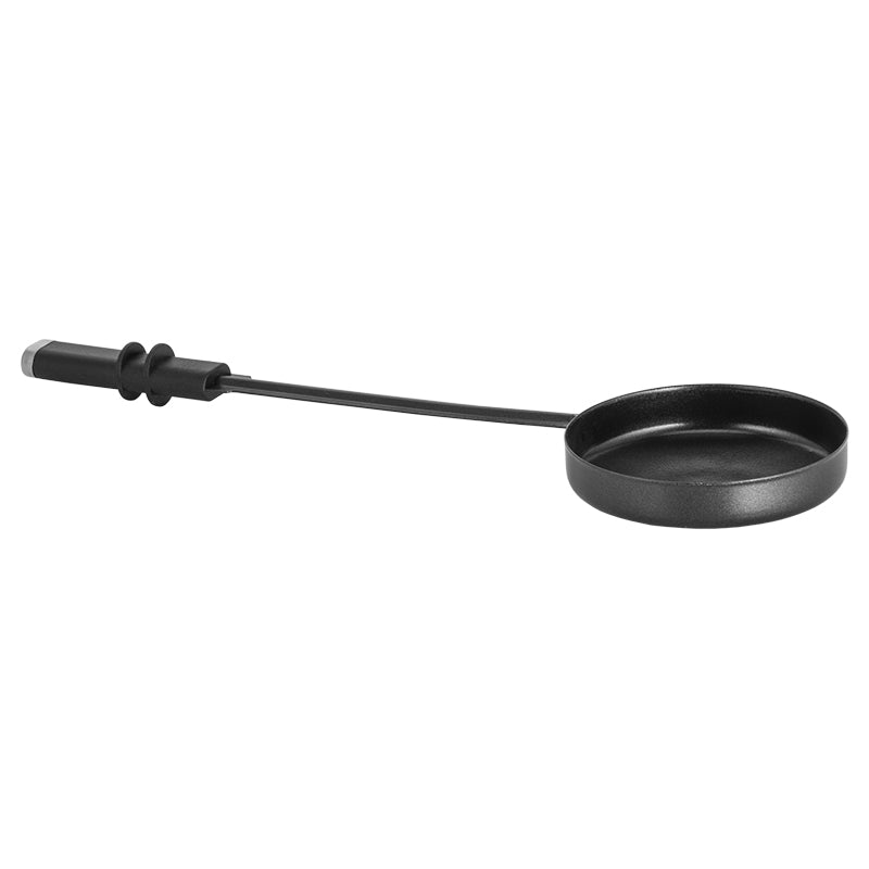 Der Unold Fettauffangbehälter für RACLETTE 48726 ist eine flache, runde schwarze Metallpfanne mit geraden Seiten und einem langen Henkel mit schwarzem Griff und bietet ein schlichtes und modernes Design.