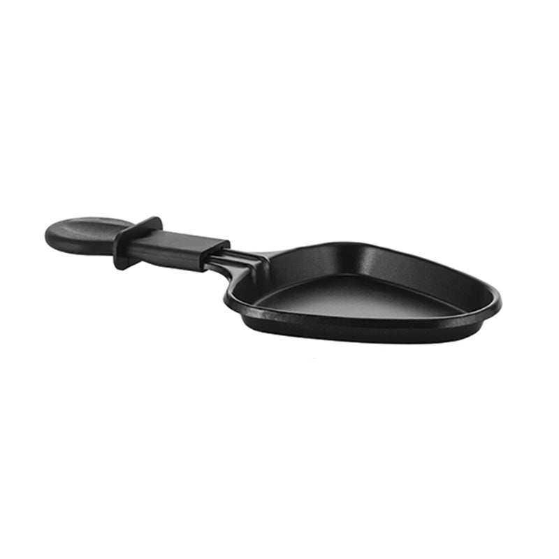 Das Unold Raclette-Pfännchen für RACLETTE Gourmet 48795 ist eine kleine schwarze Antihaft-Bratpfanne mit dreieckiger Bratfläche und kurzem Griff, isoliert auf weißem Hintergrund dargestellt.