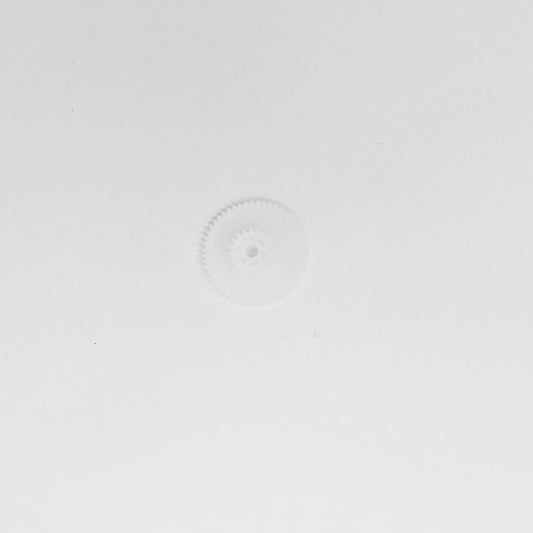 Ein kleines Unold Kunststoffzahnrad für den Mischermotor, EISMASCHINE 8875/48840/48816, ist auf einem schlichten weißen Hintergrund zentriert. Sein durchscheinender Kunststoffkörper zeigt feine Zähne und ein zentrales Loch, das einen schwachen Schatten wirft.