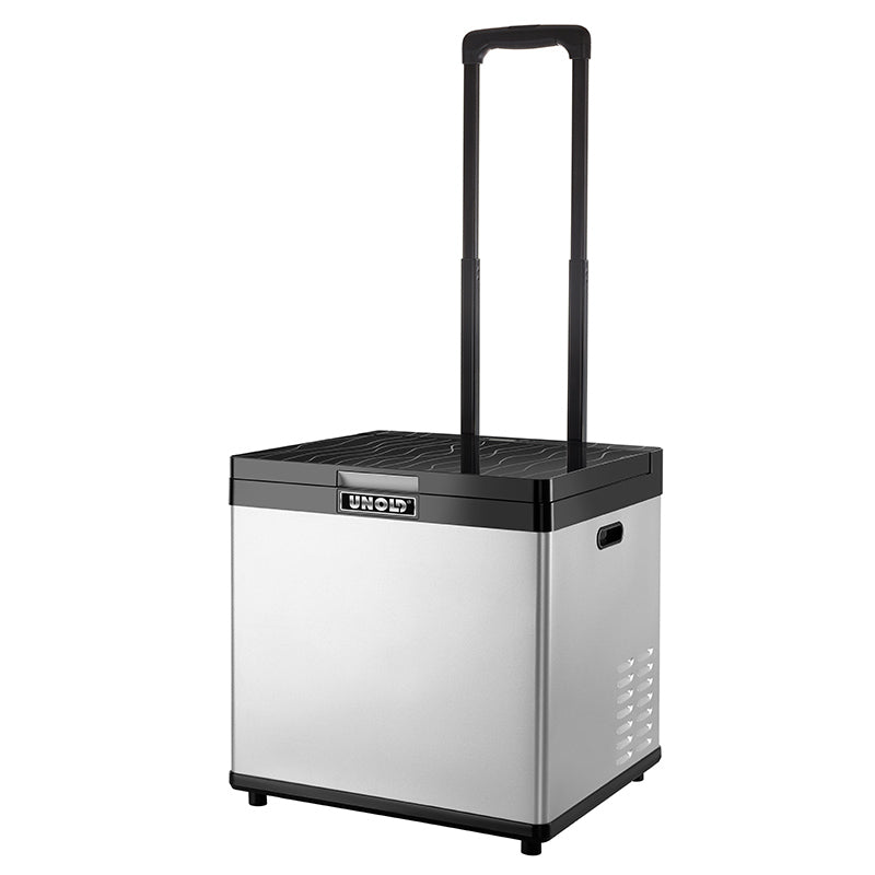 Die Unold Kühl-/Gefrierbox Mobil ist ein tragbarer silber-schwarzer Minikühlschrank mit ausziehbarem Griff und seitlichen Lüftungsschlitzen, der für einen einfachen Transport konzipiert ist.