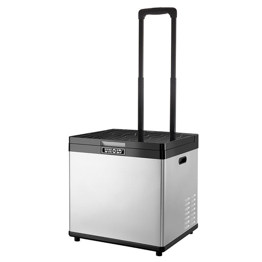 Die Unold Kühl-/Gefrierbox Mobil ist ein tragbarer silber-schwarzer Minikühlschrank mit ausziehbarem Griff und seitlichen Lüftungsschlitzen, der für einen einfachen Transport konzipiert ist.