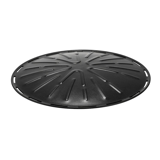 Die Unold Grillplatte für ASIA-GRILL 58543 + 58546 ist eine runde, schwarze Metallplatte mit Schlitzöffnungen und einer erhabenen, strukturierten Oberfläche, die zum Abdecken von Pfannen während des Kochens dient.