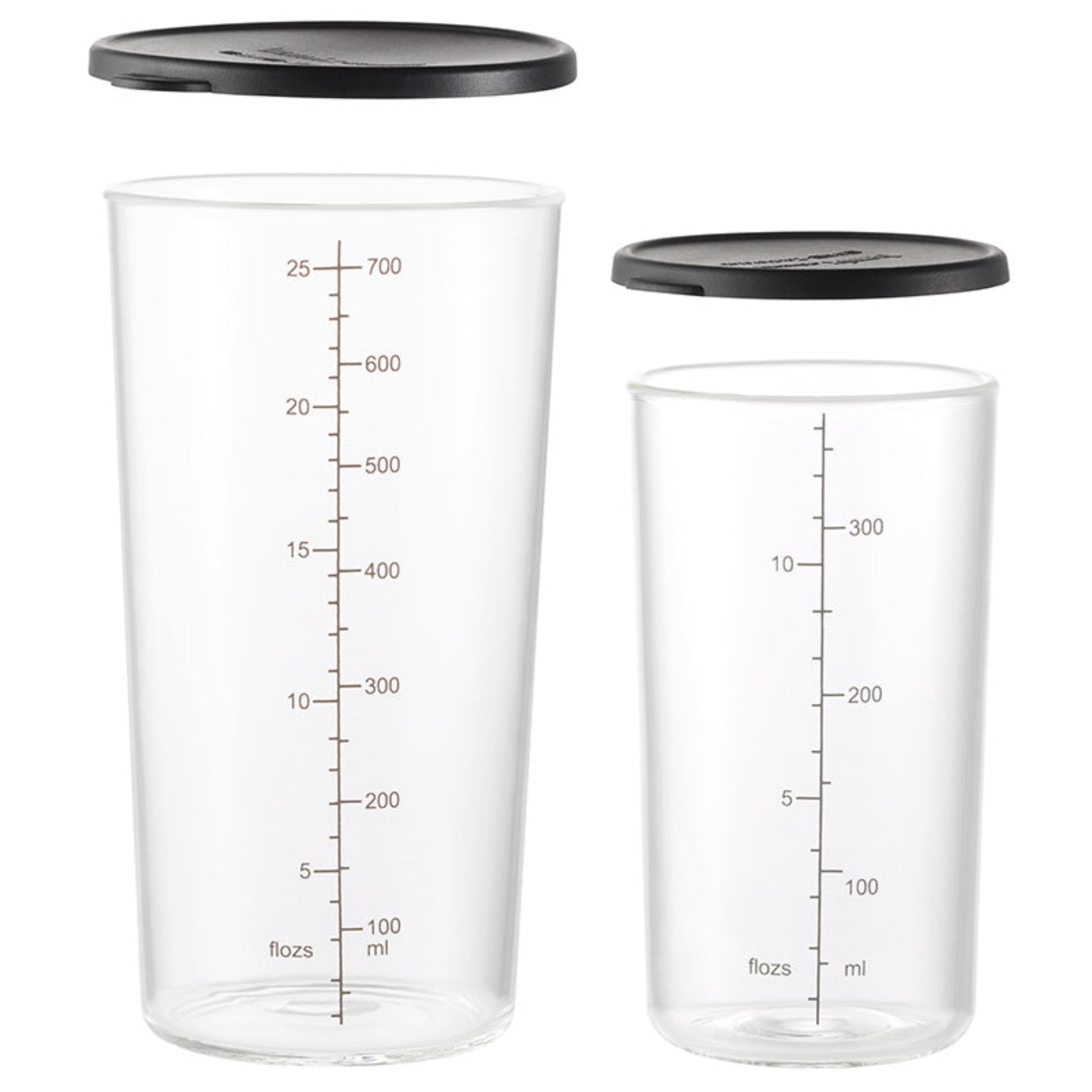Das Unold ESGE-Zauberstab Becherset-Glas umfasst zwei klare, zylindrische Glasbehälter mit schwarzem Deckel und Maßangaben in ml und fl oz – einer fasst 700 ml und der andere 300 ml.