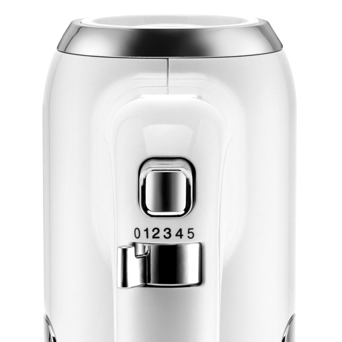 Nahaufnahme des Unold Handmixers 3 in 1, ein weißes elektrisches Küchengerät mit Chrom-Akzenten, einem nummerierten Zifferblatt (0–5), einem rechteckigen Knopf darüber und einem modernen Design mit glatten, abgerundeten Kanten.