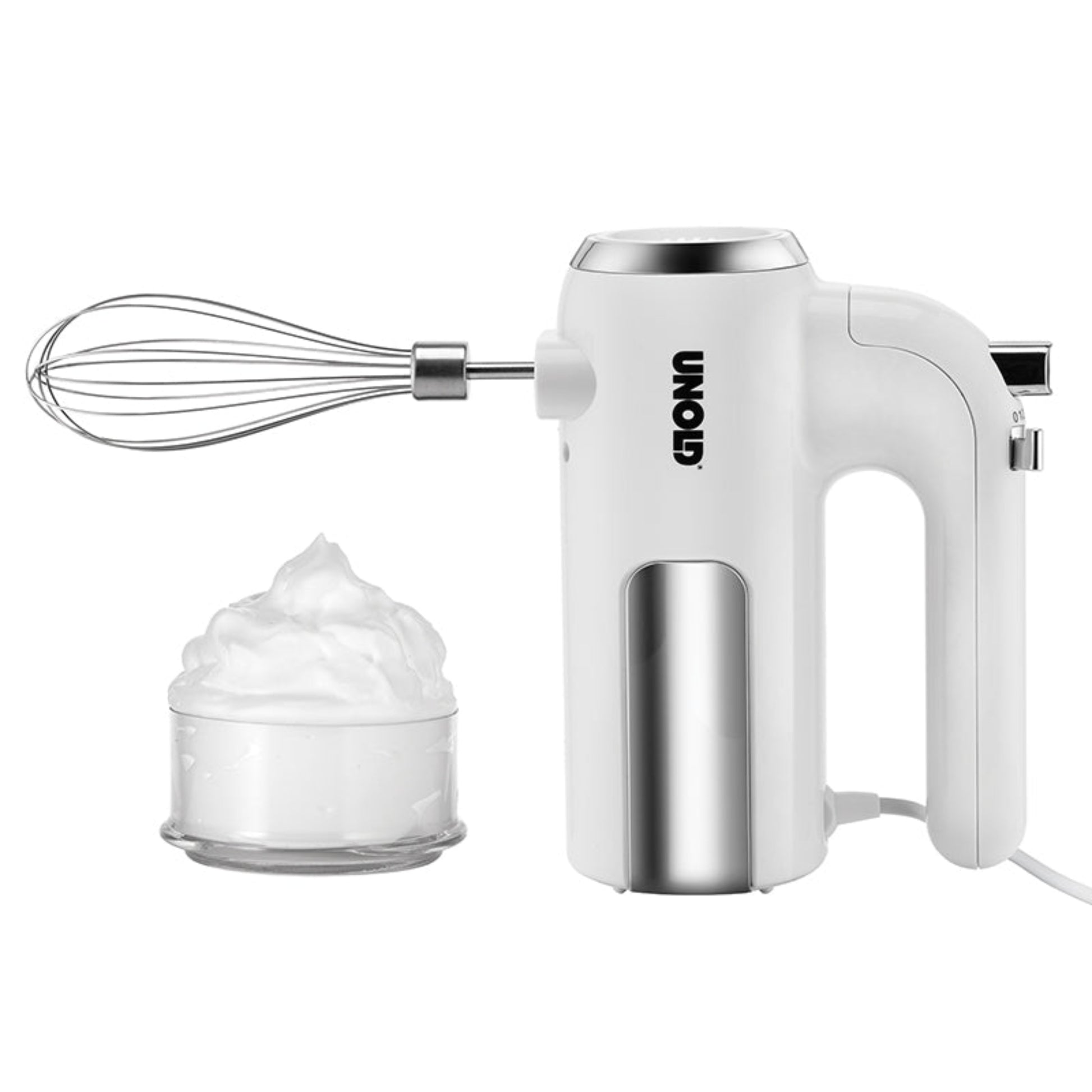 Ein weiß-silberner Unold Handmixer 3 in 1 mit Schneebesenaufsatz steht aufrecht neben einer mit Schlagsahne gefüllten Glasschüssel und trägt vertikal auf der Seite den Markennamen UNOLD.