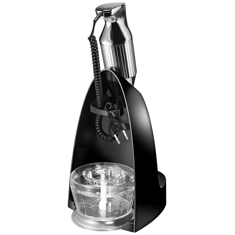 Der Unold ESGE-Zauberstab® M 200 Chrom verfügt über einen schwarzen Standfuß, ein Spiralkabel, eine transparente Rührschüssel und eine schwarze Ablagefläche. Der Mixer steht senkrecht auf dem Standfuß über der Schüssel.