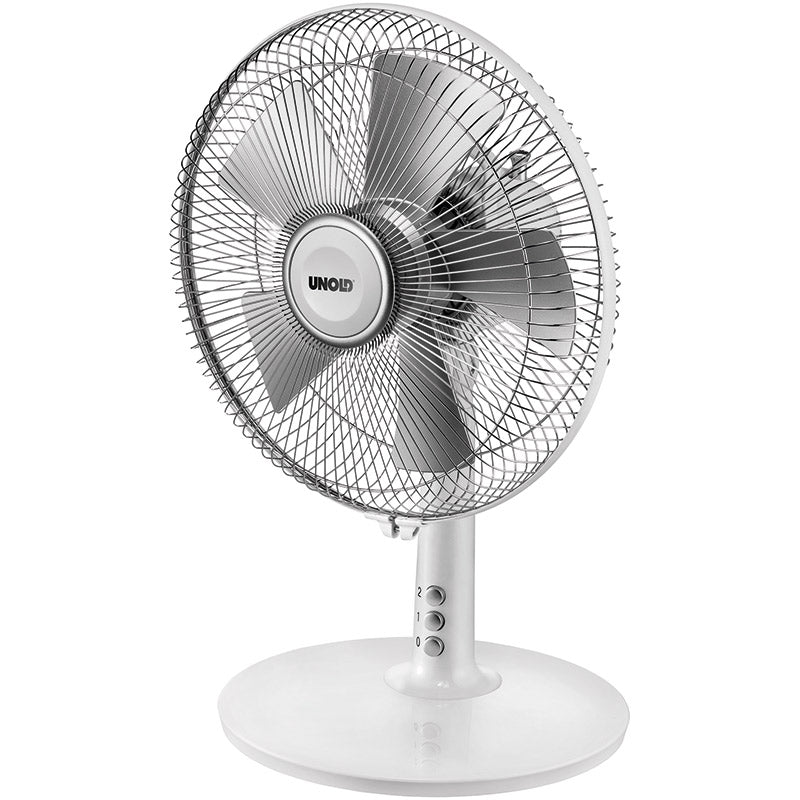 Der Unold TISCHVENTILATOR SILVERLINE ist ein silber-weißer elektrischer Tischventilator mit vier Flügeln, einem runden Gittergitter und auf einem Standfuß montierten Bedienknöpfen, abgebildet vor einem weißen Hintergrund.