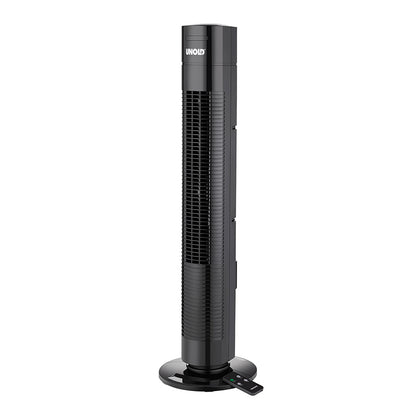 Ein großer schwarzer Turmventilator vom Typ Unold TURMVENTILATOR TORRE mit belüfteter Frontplatte, rundem Sockel und einer kleinen Fernbedienung neben dem Sockel; der Markenname Unold ist oben auf der Vorderseite sichtbar.
