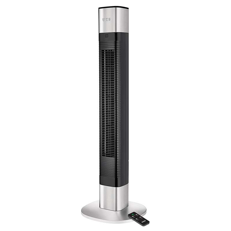 Der Unold TURMVENTILATOR EDEL ist ein hoher, moderner Turmventilator in Schwarz und Silber mit belüfteter Frontplatte, der auf einem runden Sockel steht. Die kleine Fernbedienung mit Tasten liegt in der Nähe auf dem Boden.
