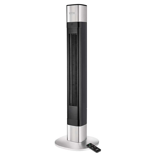 Der Unold TURMVENTILATOR EDEL ist ein hoher, moderner Turmventilator in Schwarz und Silber mit belüfteter Frontplatte, der auf einem runden Sockel steht. Die kleine Fernbedienung mit Tasten liegt in der Nähe auf dem Boden.