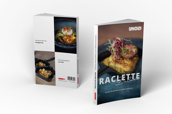 Abgebildet sind zwei Exemplare des Raclette-Rezeptbuchs Deluxe von Unold – eines mit der Vorderseite mit Raclette und Garnituren, das andere mit der Rückseite mit Speisebildern und einer kurzen Beschreibung.